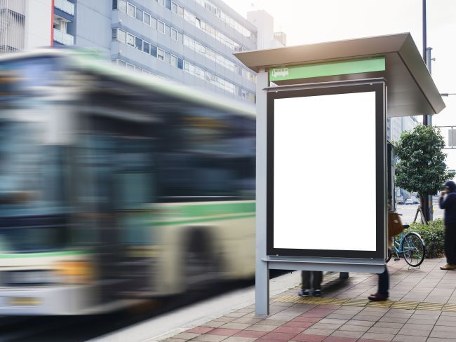 Kollision eines Linienbusses mit der geöffneten Fahrertür eines an einer Bushaltestelle haltenden Pkw's