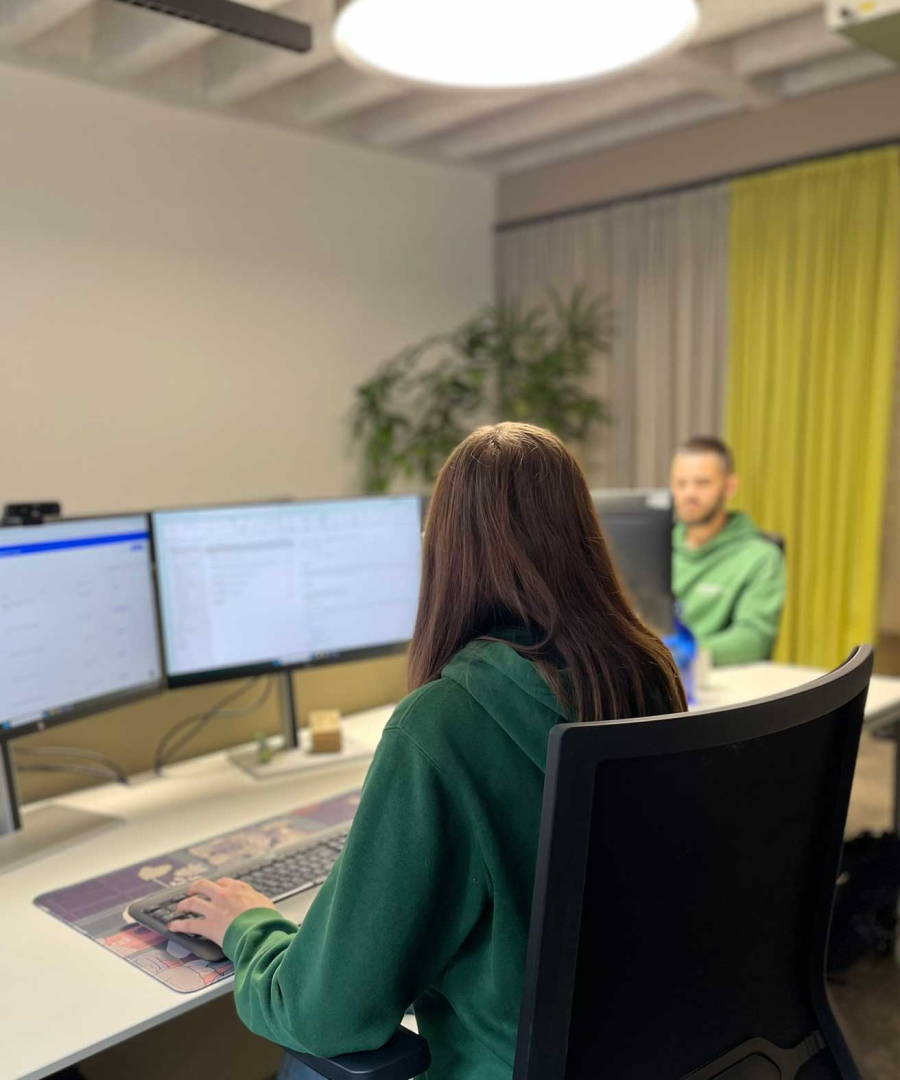 abgeschlossene Ausbildung als Automobilkaufmann/-frau, Einzelhandelkaufmann/-frau